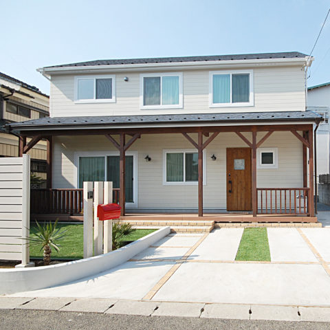 広々としたカバードポーチがある住宅